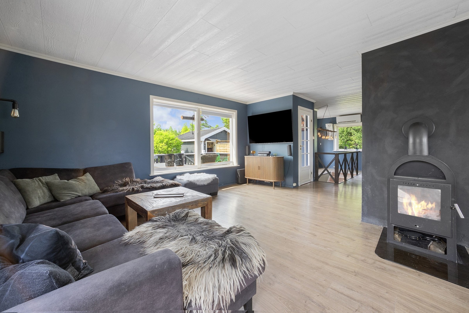 I stuen er det montert en peisovn som avgir god varme Galleribilde