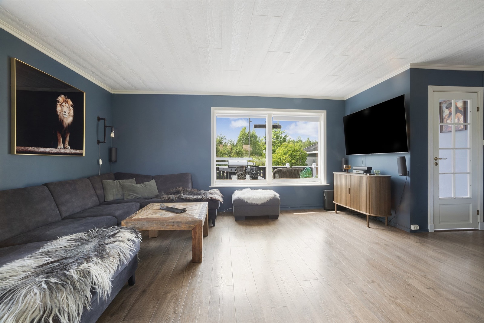 Store vindusflater slipper inn rikelig med naturlig lys Galleribilde