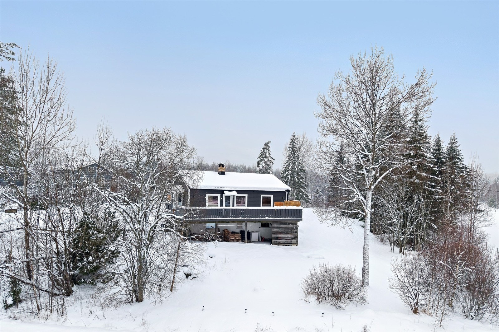 Frittliggende enebolig over to plan, med separat garasje og romslig tomt Galleribilde