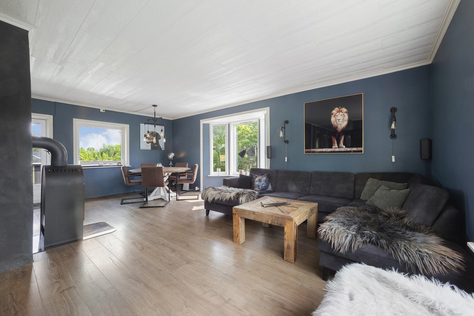 Stuen kan enkelt deles inn i ulike soner for både sofagruppe og spiseplass Galleribilde