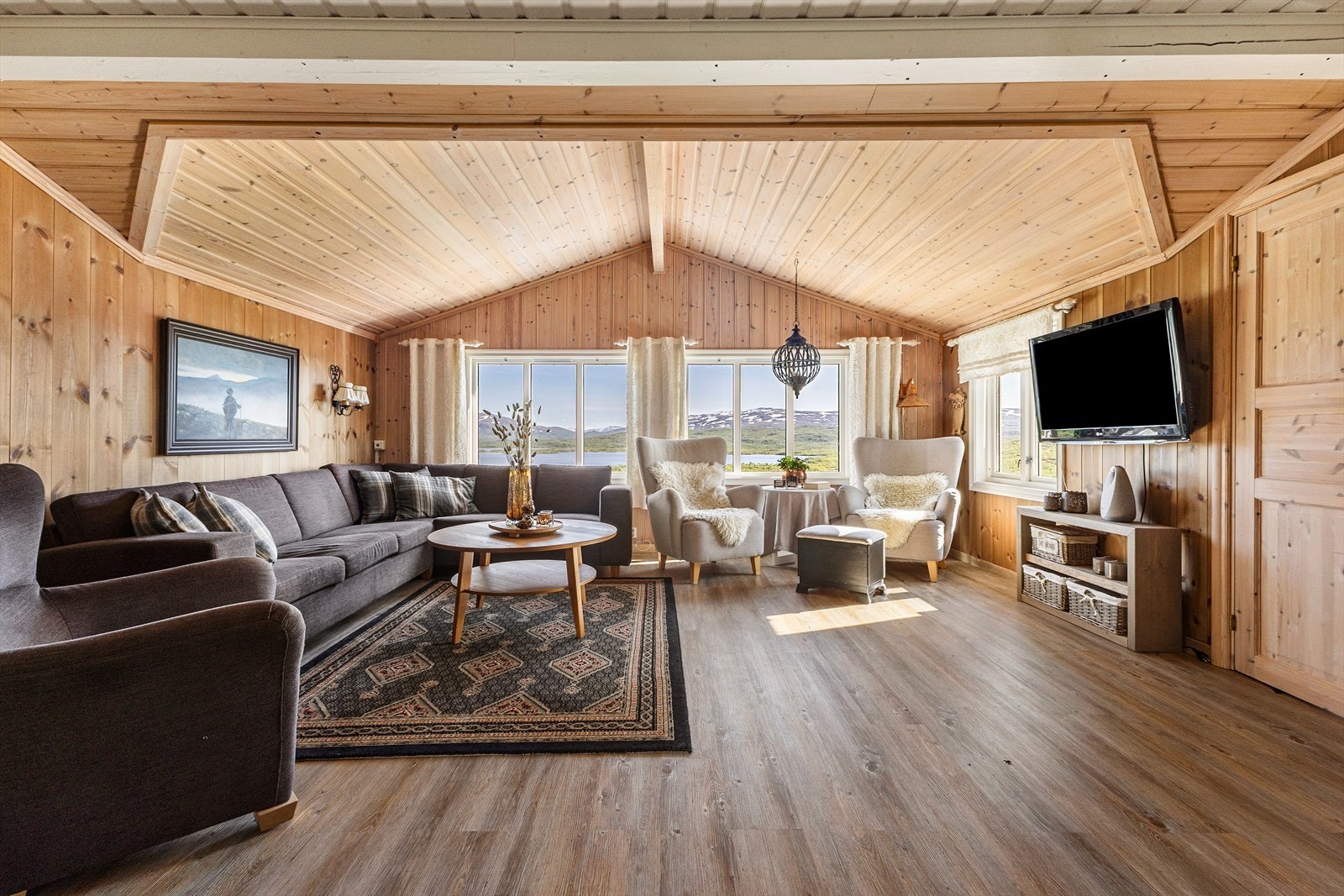 Tilbaketrukken og solrik beliggenhet med panorama mot populære turmål som blant annet Hellerfjellet, Stangfjellet, Reinfjellet og Kubben. Galleribilde