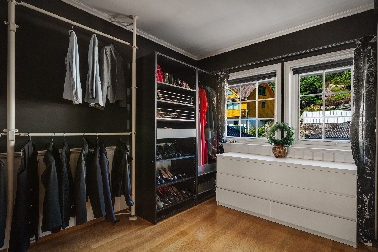 - Dette rommet er i dag innredet som walk-in garderobe, men er opprinnelig godkjent som soverom - Galleribilde