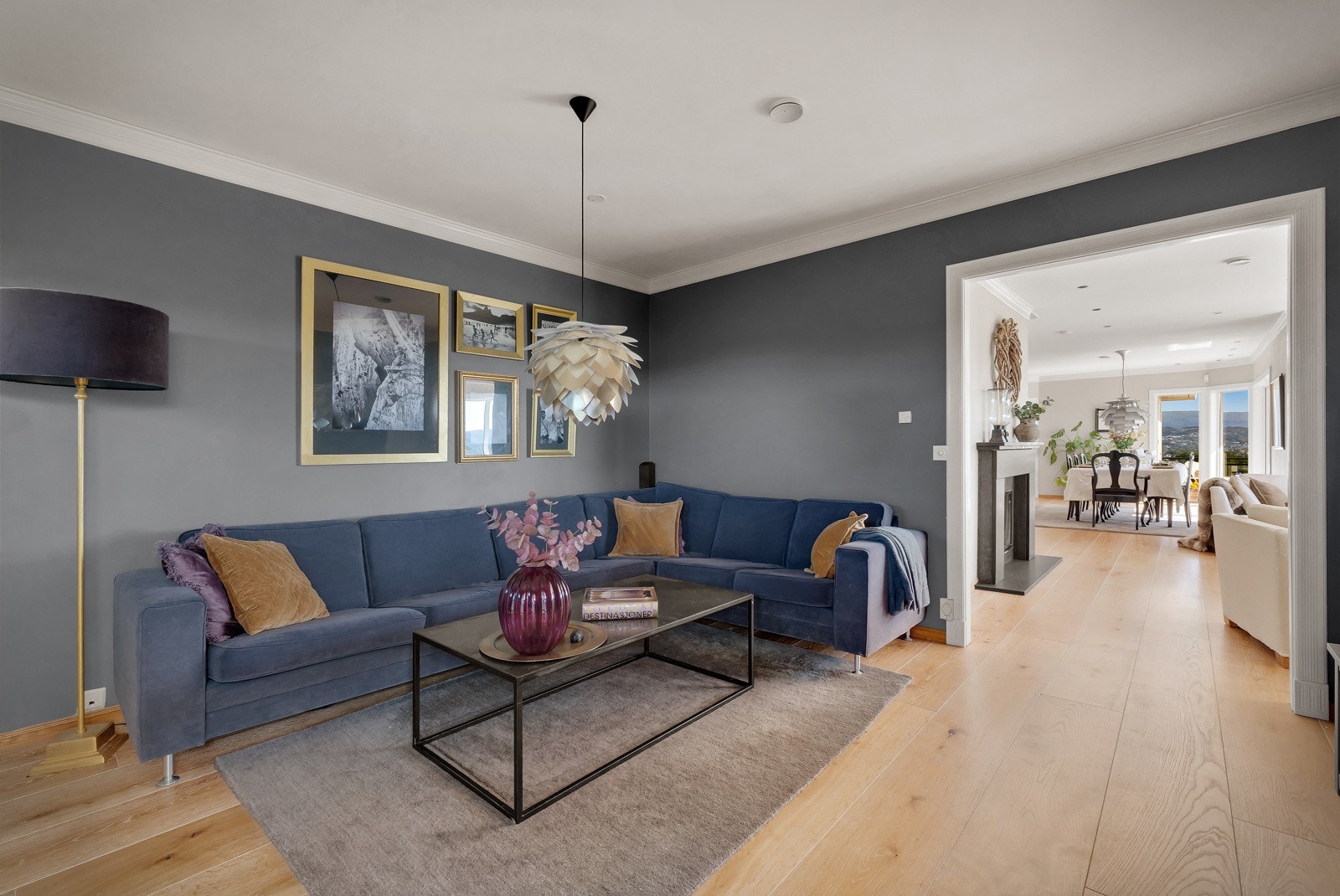 - Dette rommet er malt i en mørk farge som gir rommet en lun følelse - Galleribilde