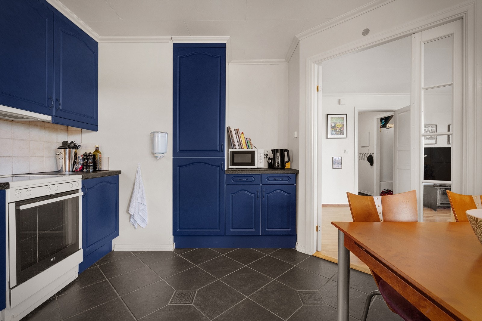 - Kjøkkenet har profilerte fronter og laminat benkeplate - Galleribilde