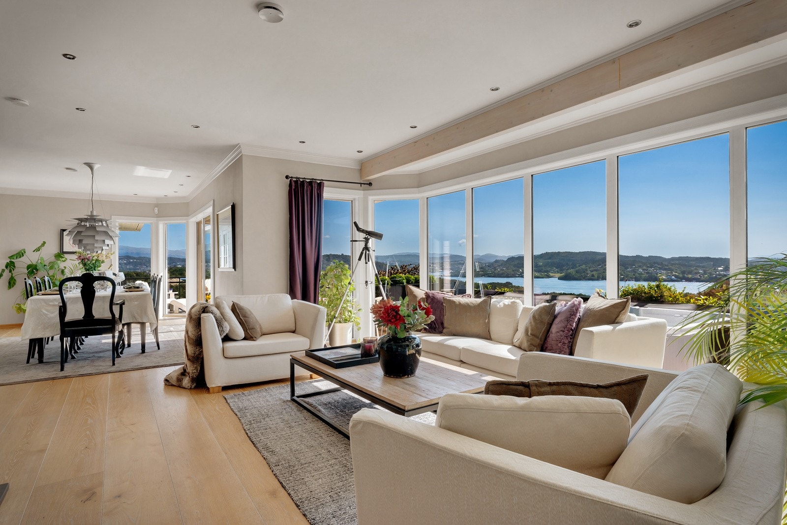 - Stuen er av god størrelse og nyter en herlig utsikt - Galleribilde