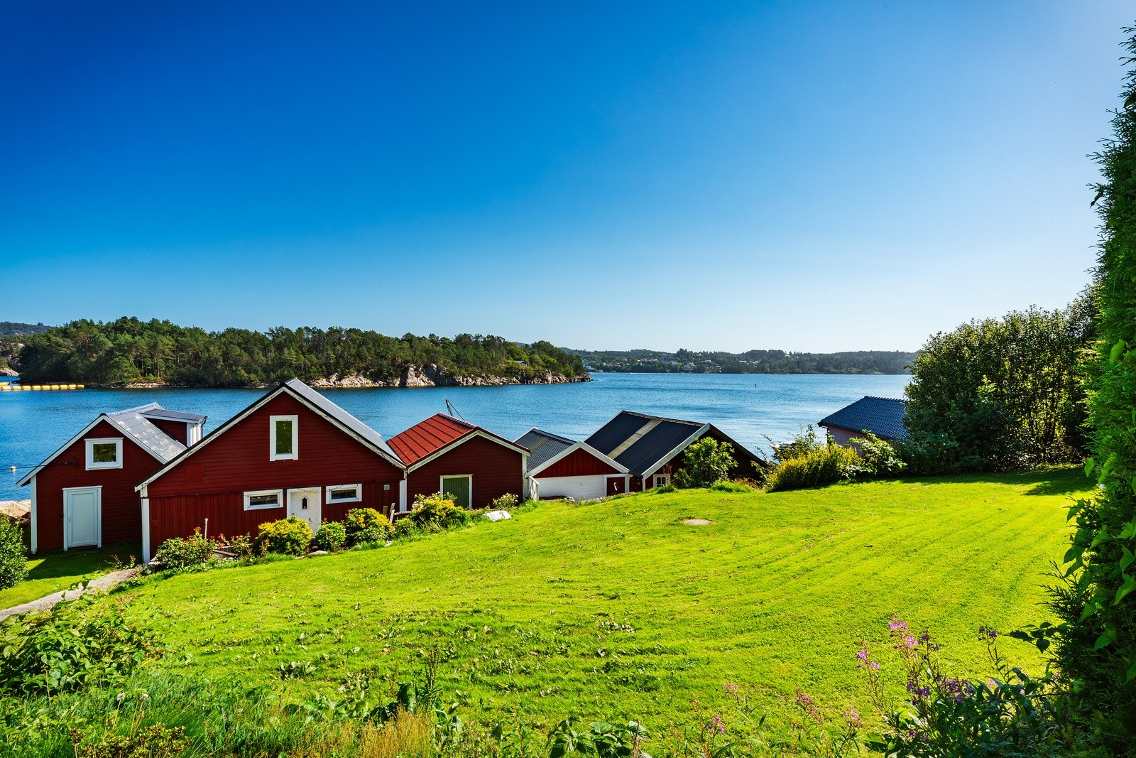 - Tilhørende eiendommen følger det også en naustetomt - Galleribilde