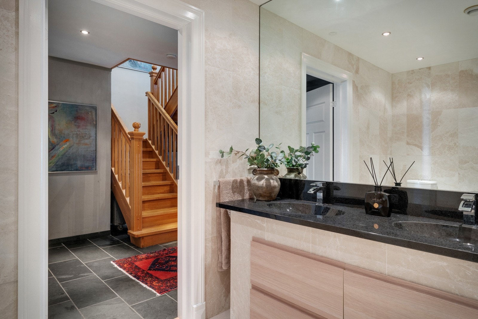 - Baderom i første etasje ble pusset opp i 2011. Målt til 5,9 kvm - Galleribilde