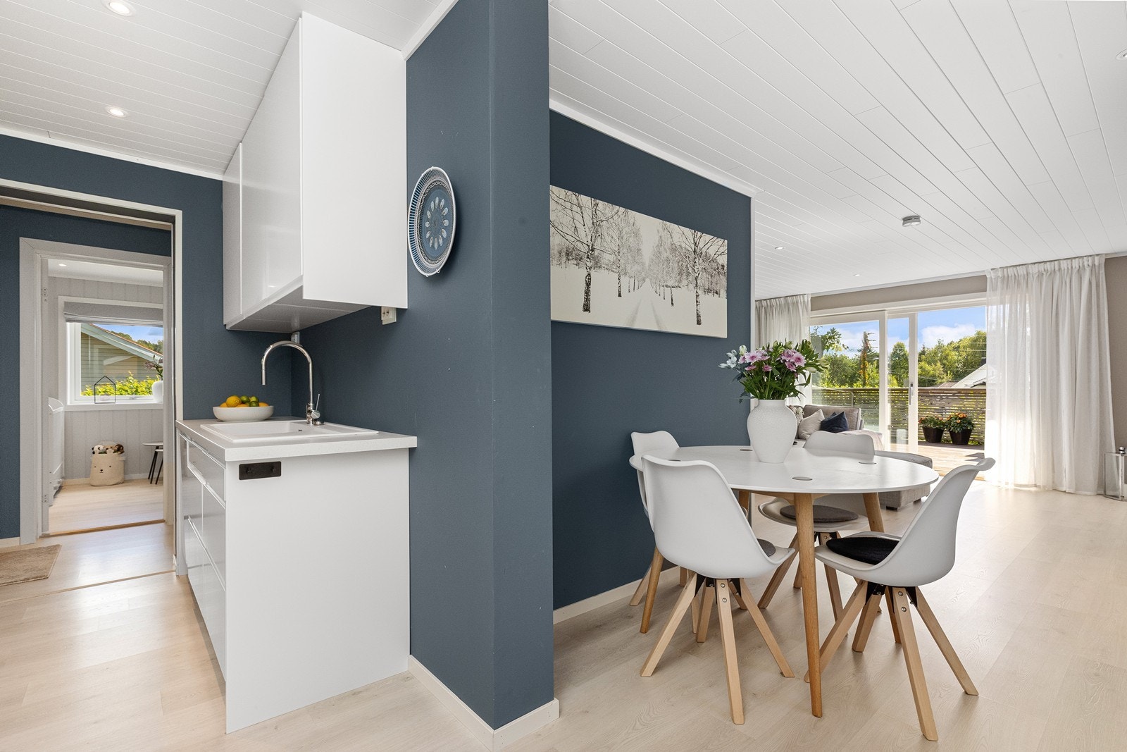 Kjøkken og spiseplass i stue. Galleribilde