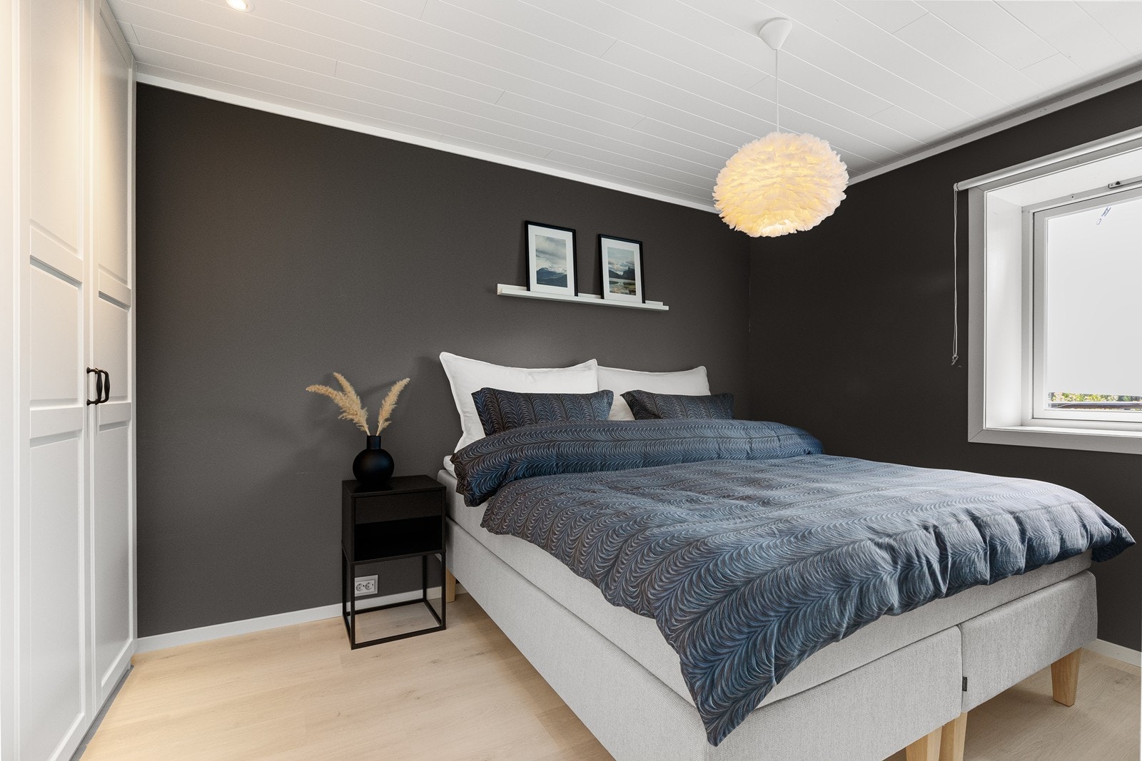 Hovedsoverom med garderobeskap Galleribilde