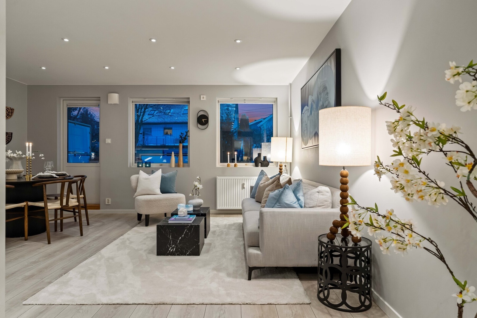 Stuen oppleves som åpen og romslig, med god plass til både sofagruppe og TV-møblement. Galleribilde