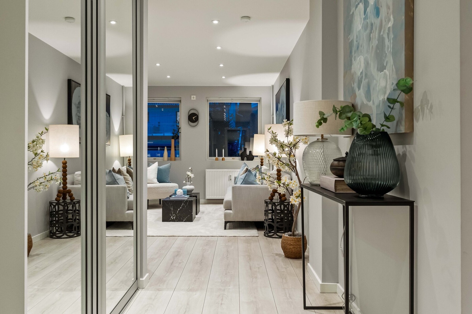 Her finner du garderobeskap som følger med, perfekt for å holde sko og yttertøy ryddig og organisert. Galleribilde