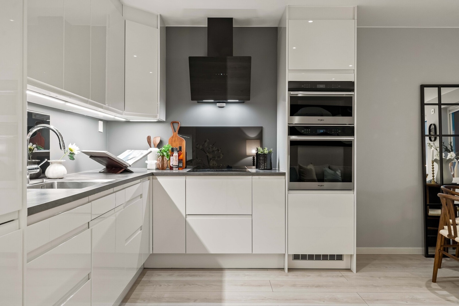 Lekkert kjøkken med tidløse, glatte fronter og benkeplate i laminat. Galleribilde