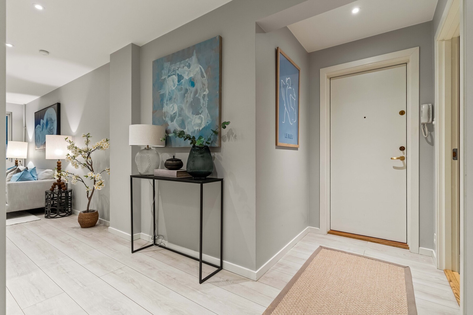 Velkommen inn i en praktisk og innbydende entré med god plass til oppbevaring. Galleribilde