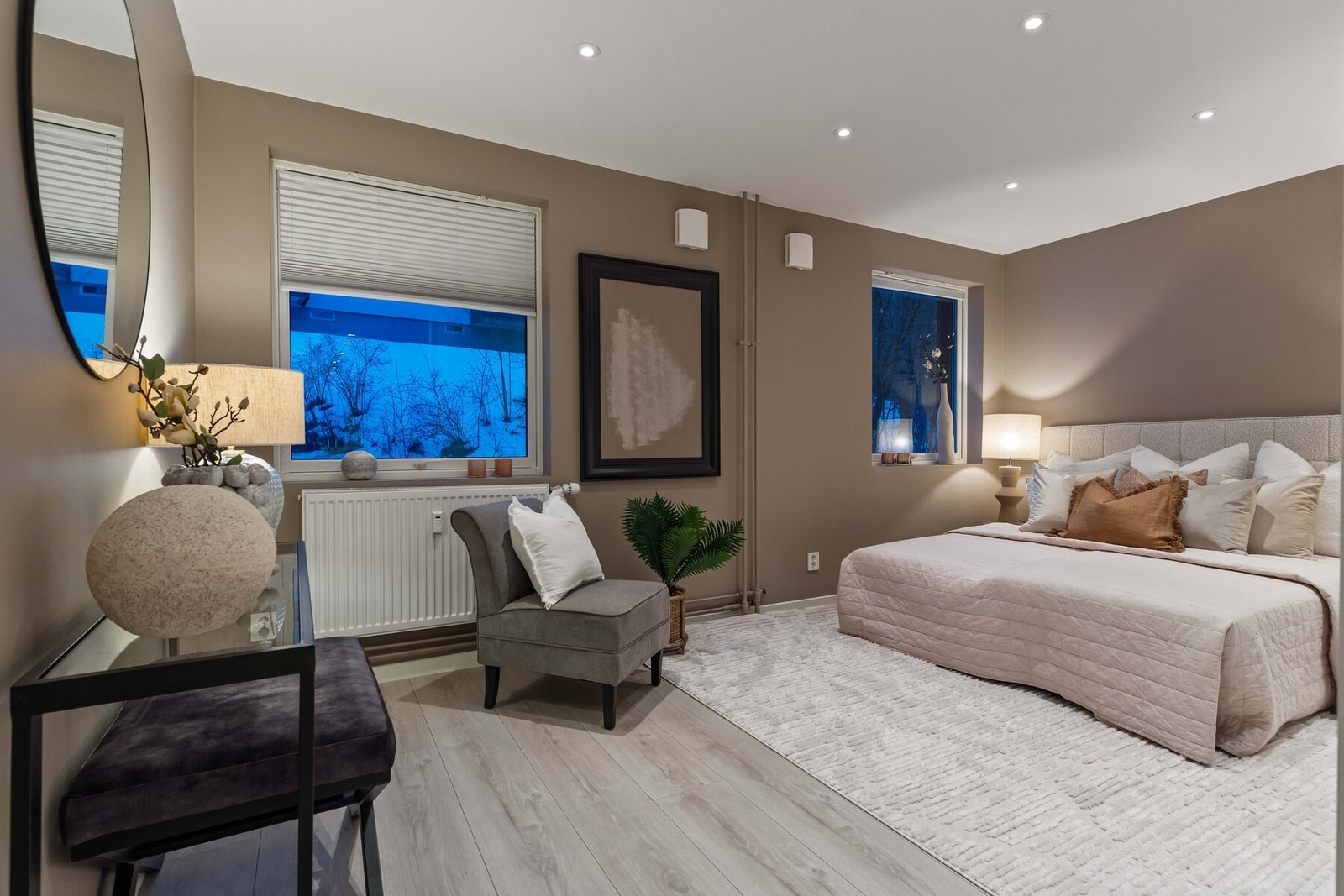 Rommene vender mot et rolig gårdsrom, noe som gir en behagelig og skjermet atmosfære. Galleribilde