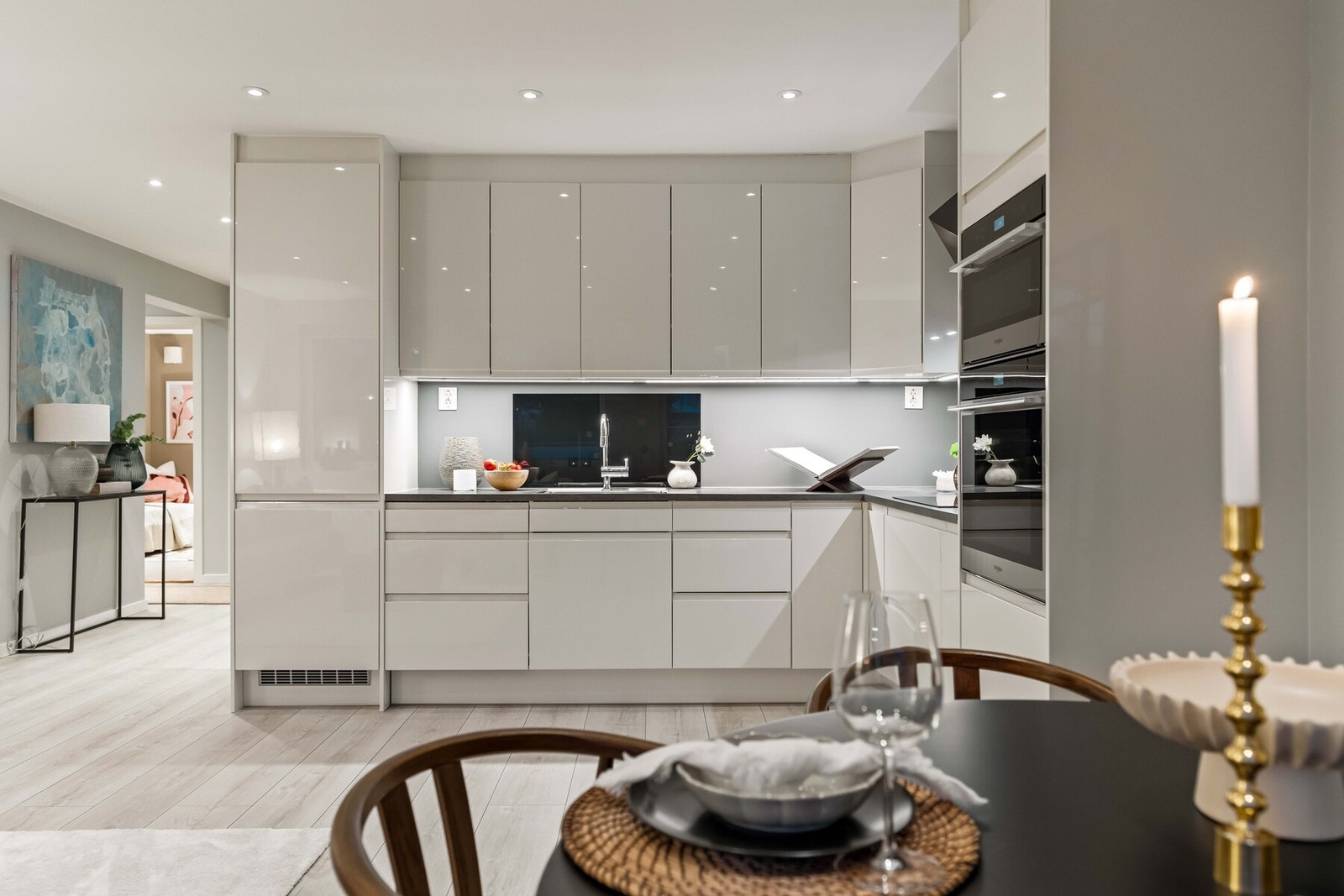 Kjøkkenet er utstyrt med integrerte hvitevarer som kombiskap for kjøl/frys, oppvaskmaskin, platetopp og stekeovn. Galleribilde