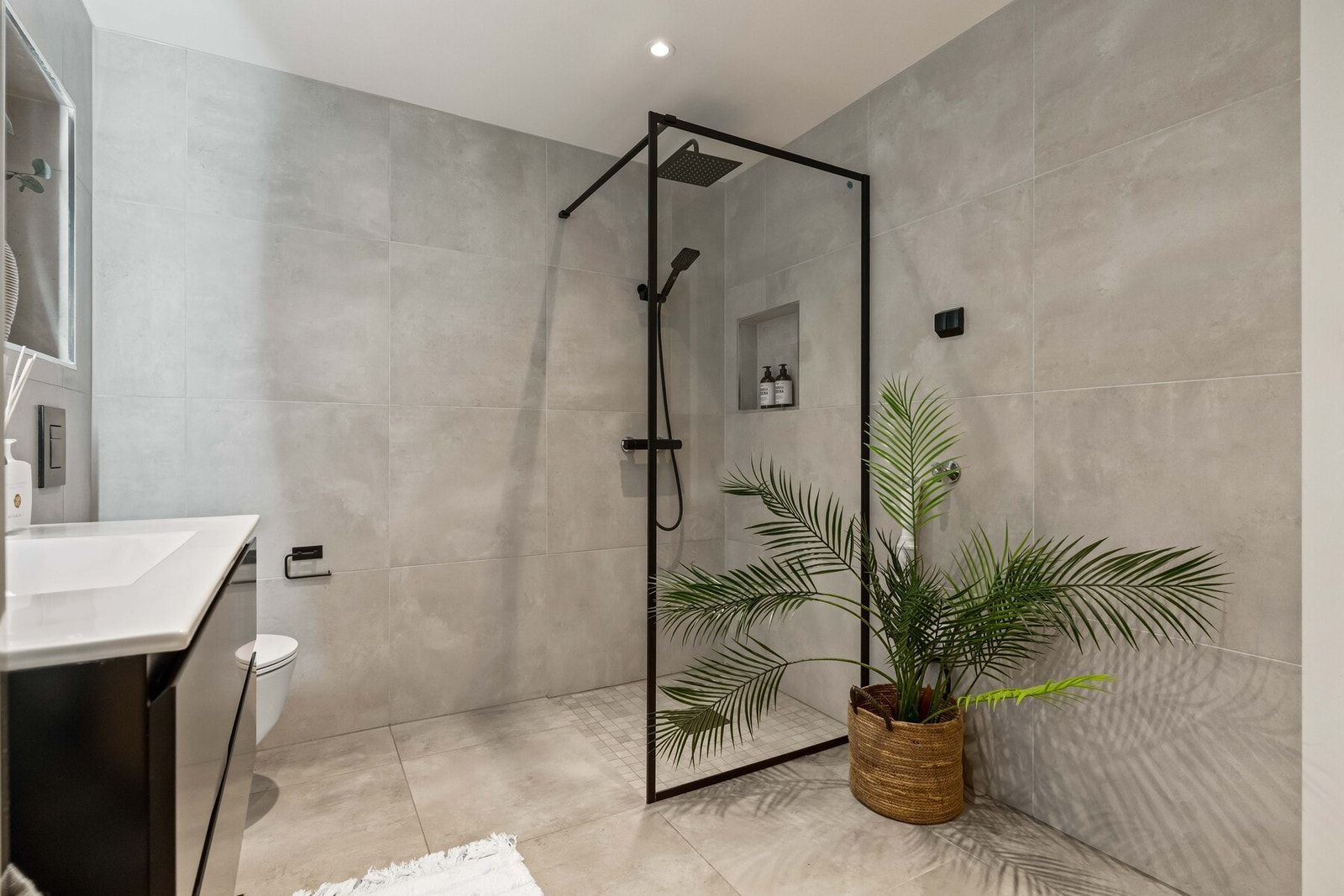 Stilrent bad oppgradert i 2020. Her finner du moderne baderomsinnredning med nedfelt servant, vegghengt toalett, dusjhjørne samt opplegg for vaskemaskin. Galleribilde