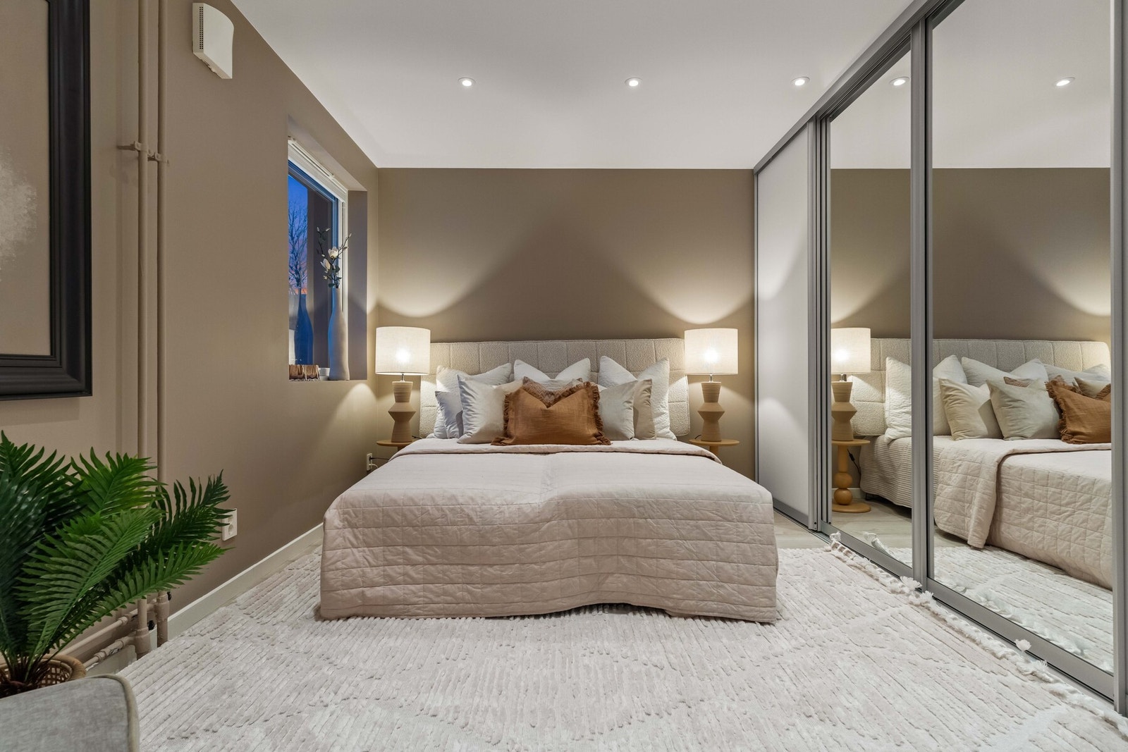 Boligen har to lyse og romslige soverom, begge med plass til dobbeltseng og garderobeskap Galleribilde