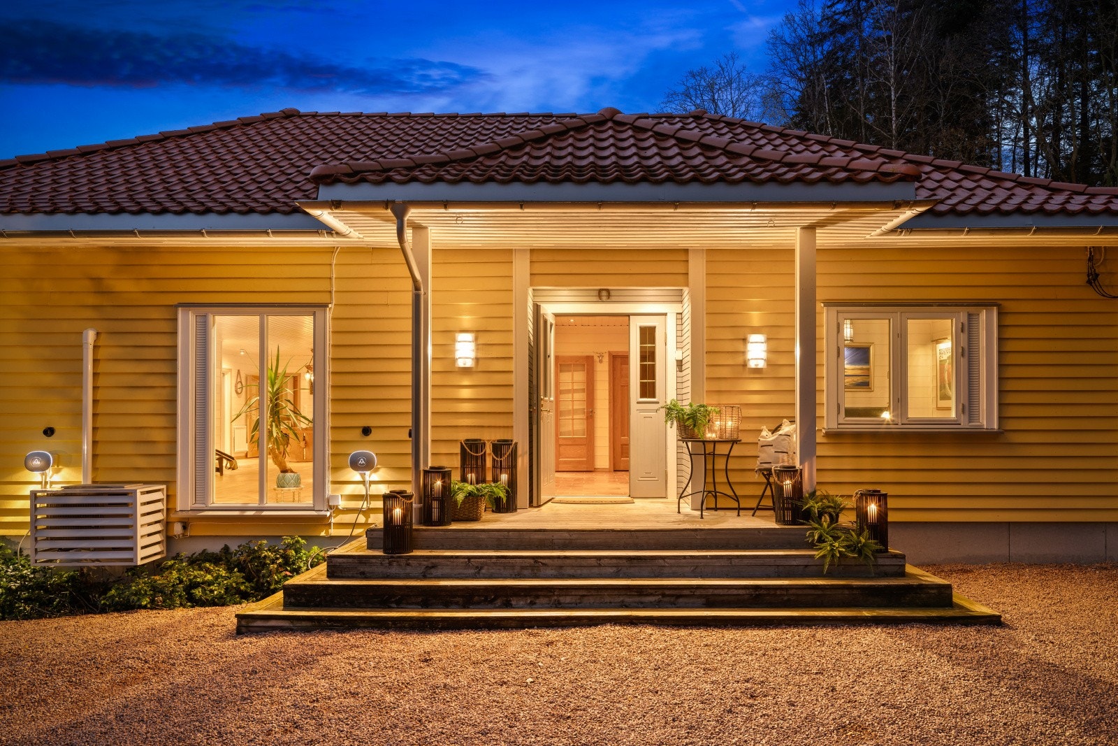 Du kan kjøre helt til inngangsdøren, alt er på en flate og det er kort vei til nærområdets fasiliteter og sentrum. Galleribilde