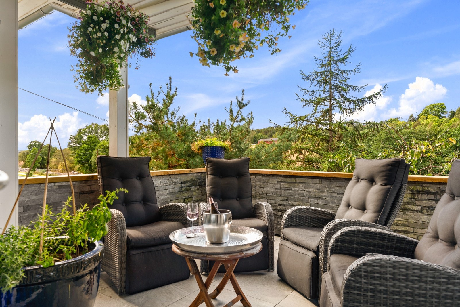 Fra stuen er det utgang til stor, vestvendte balkonge som bader i sol utover kvelden. Galleribilde