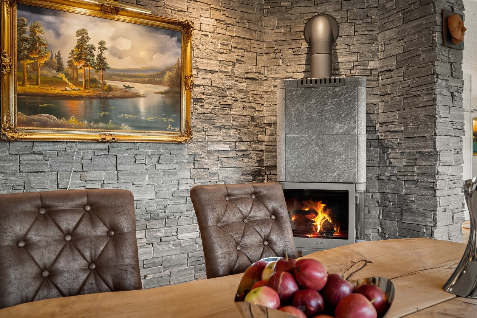 To vakre klebersteinspeiser gir varme og atmosfære på kalde dager, og gjør stuen til et naturlig midtpunkt i hjemmet. Galleribilde