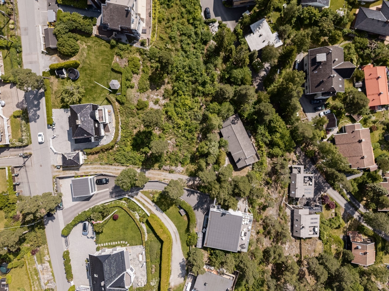 Adkomstvei ned til huset fra Solveien er i dag ikke lagt med varmekabler eller opparbeidet med asfalt så dette må påregnes Galleribilde