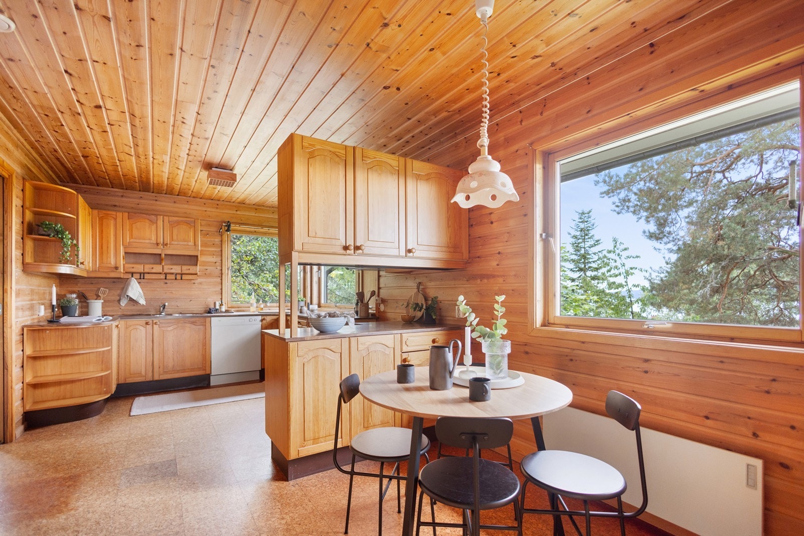 Dette er et godt rom, adskilt med dør mot spisestuen. Egen spiseplass Galleribilde