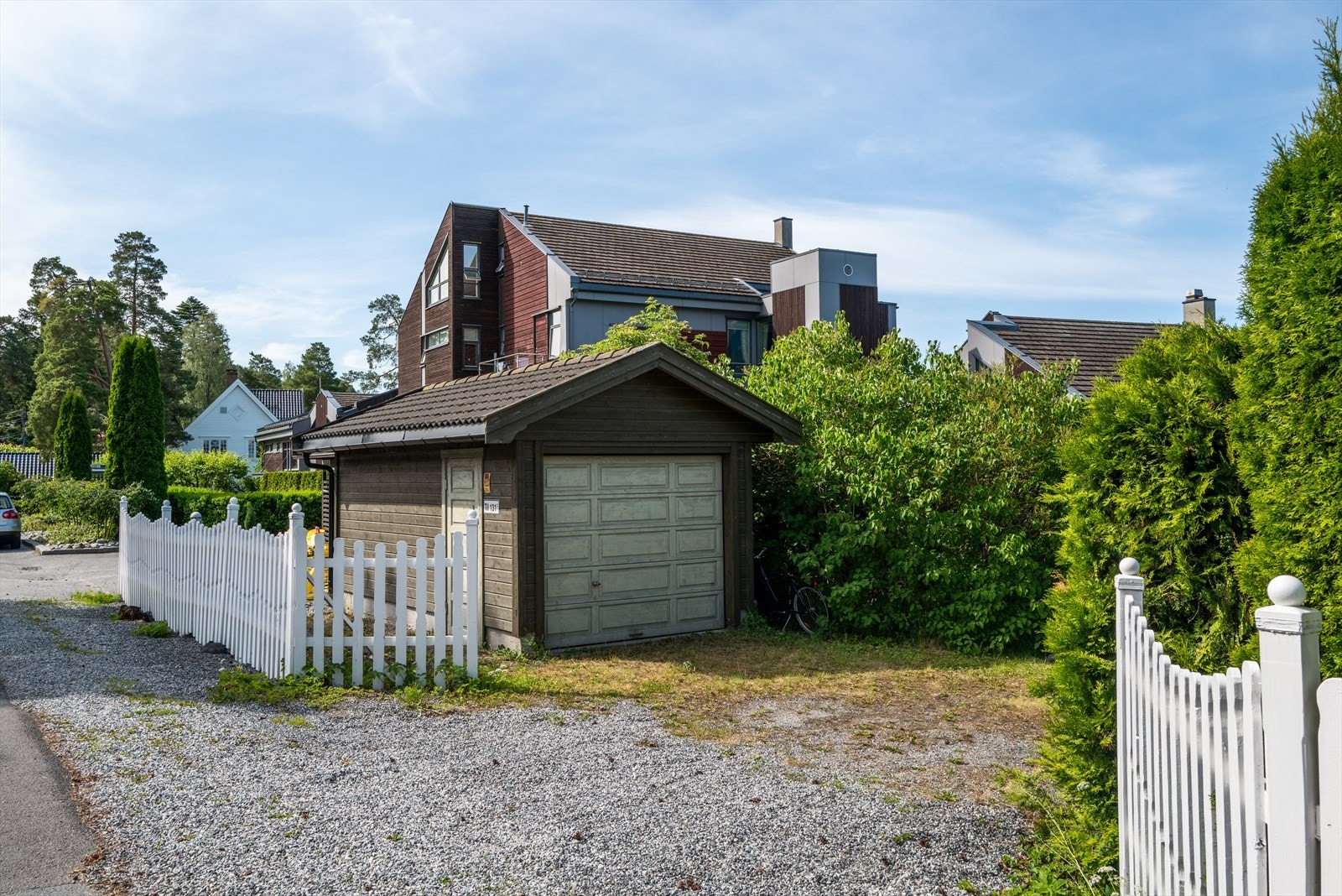 Garasjen ligger oppe ved veien og er sikret ved tinglyst rett på nabotomt Galleribilde