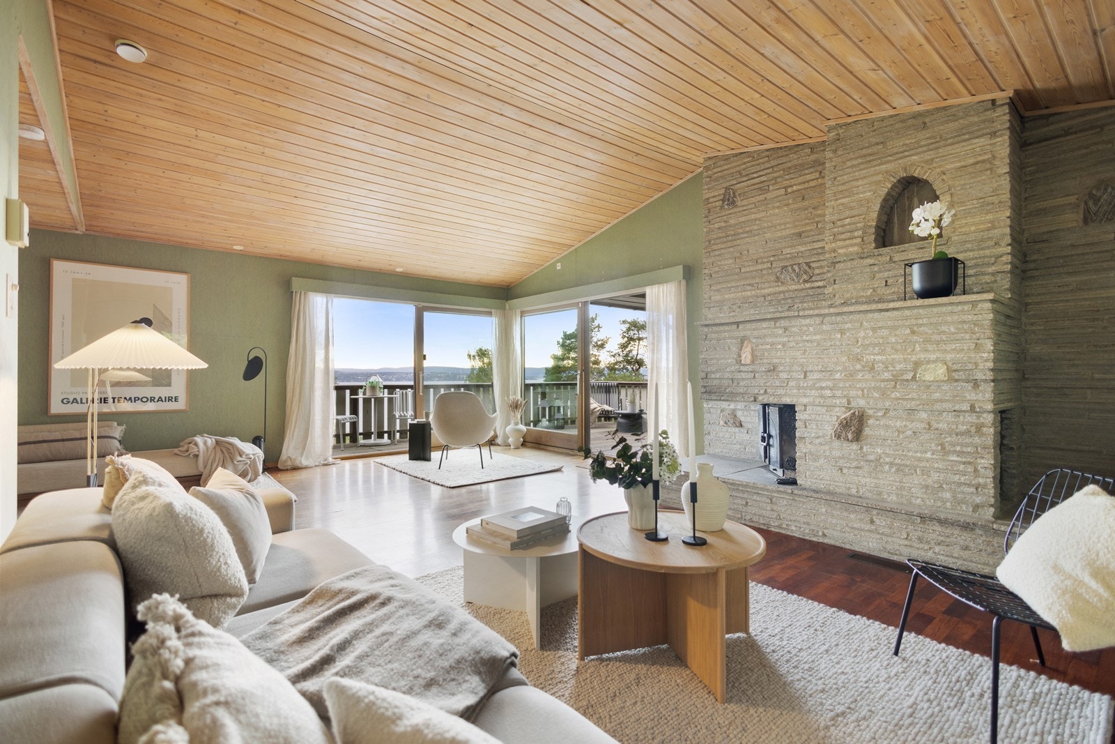 Sofasone med nydelig utsikt. Håndmurt peis hvor det er hentet steiner fra nærområdet som er murt inn Galleribilde