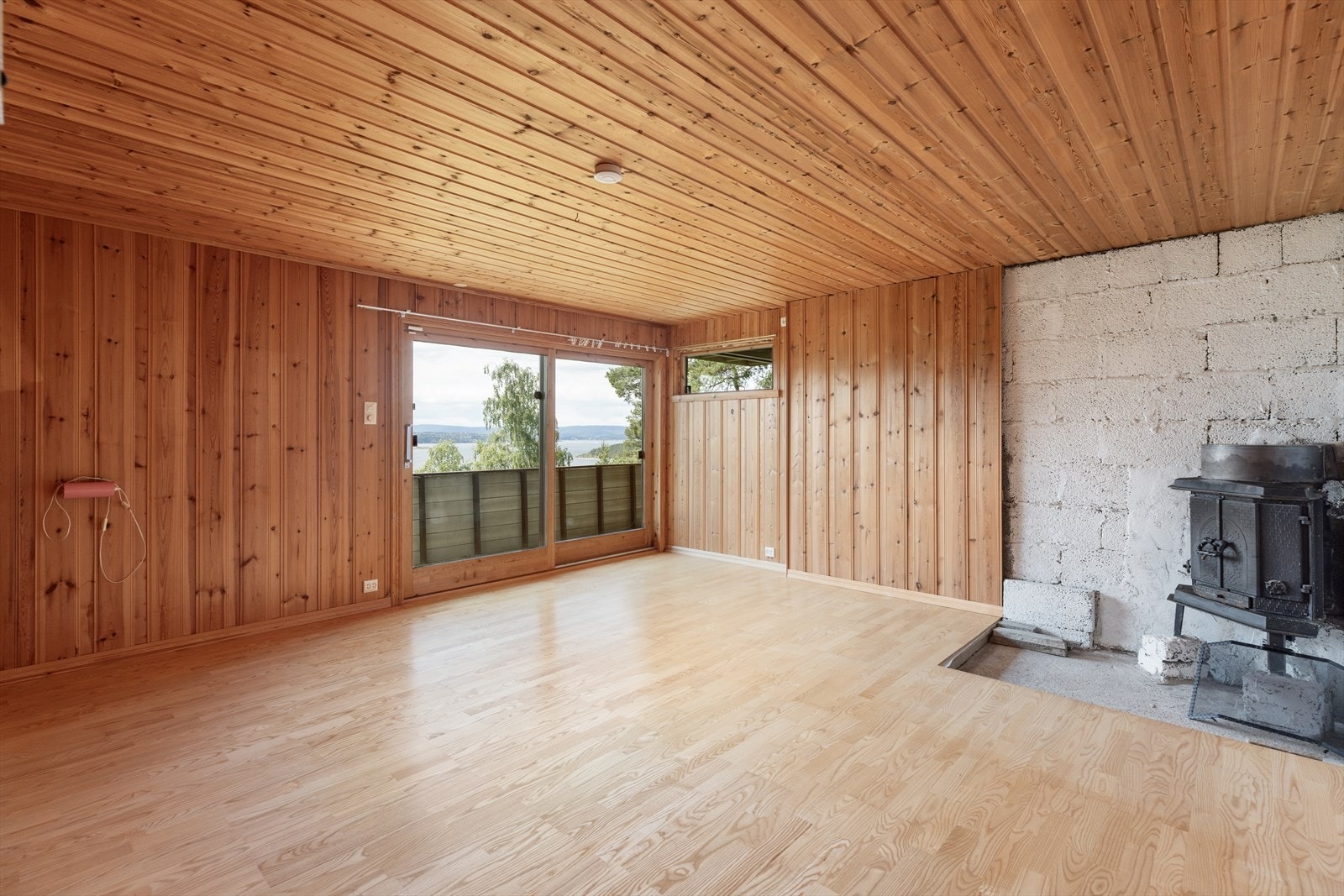 Stor kjellerstue med peis og utgang til balkong Galleribilde