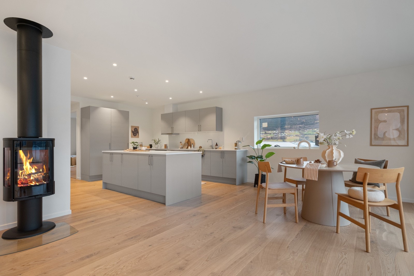 Åpent kjøkken levert av Aubo med rikelig skap- og benkeplass, samt en praktisk kjøkkenøy. Galleribilde