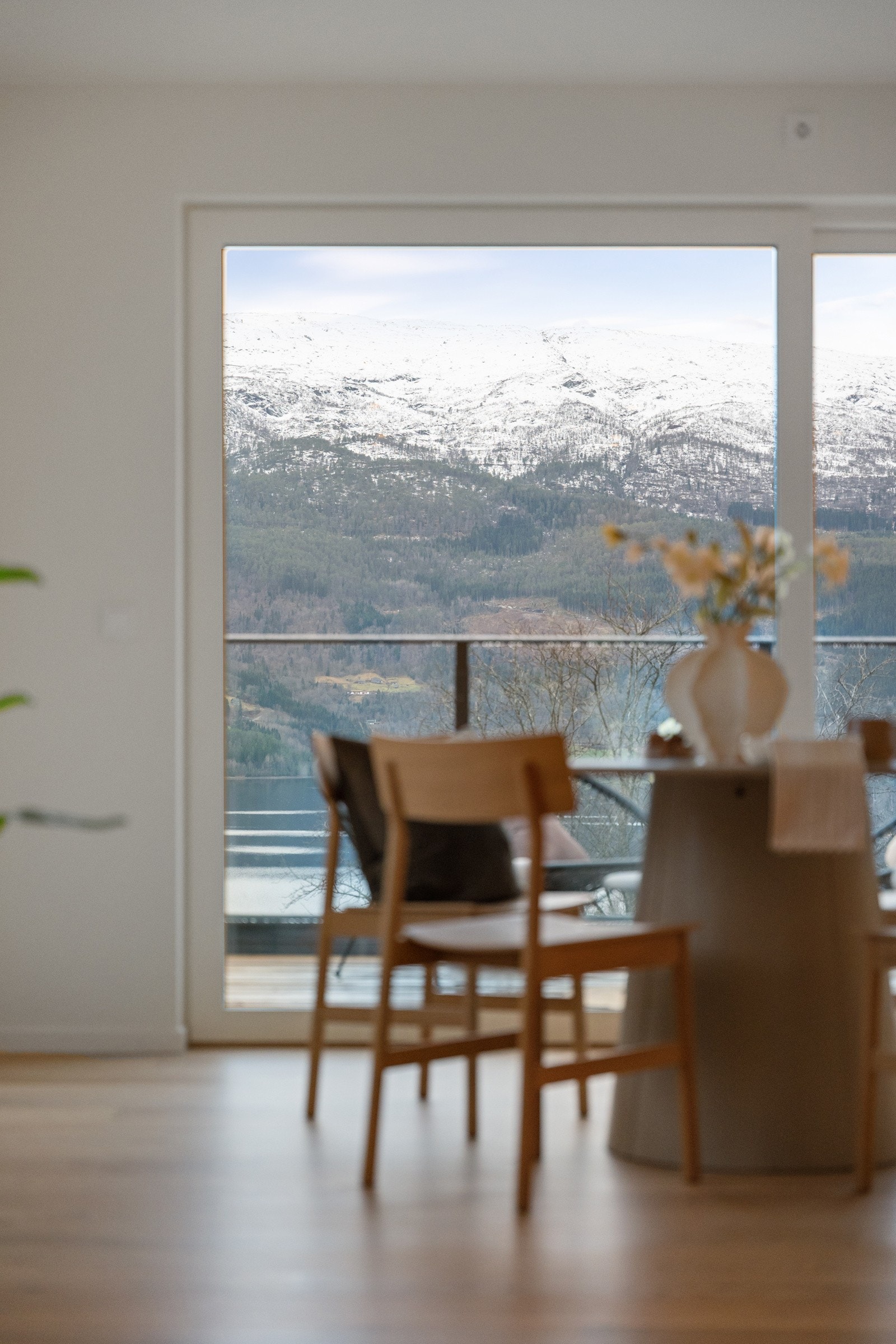 Her er det mulig å ha et spisebord i tilknytning til kjøkkenet og nyte utsikten. Galleribilde