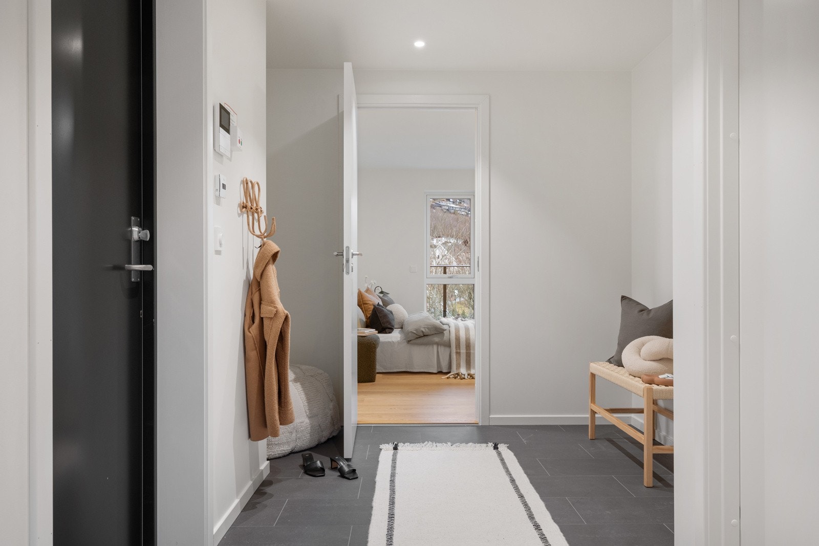 Romslig entré med plass til skap for oppbevaring av yttertøy. Galleribilde