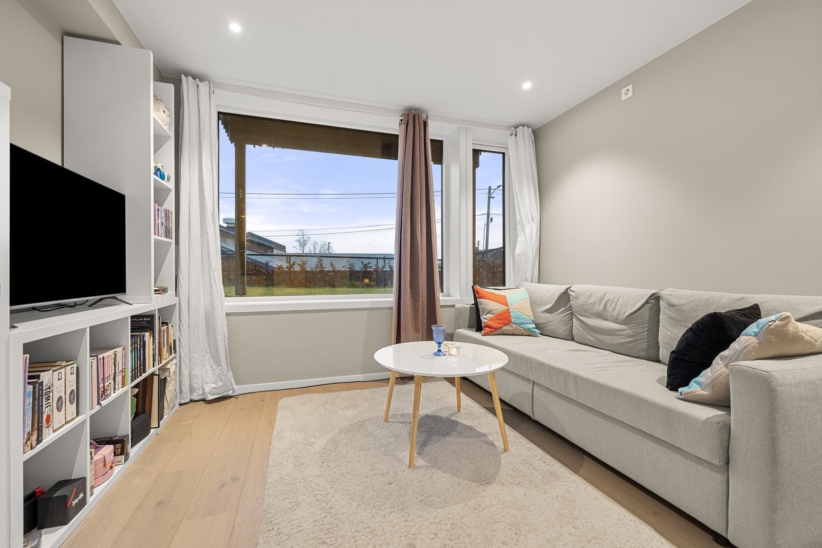 Stue i hybel med downlights. Galleribilde