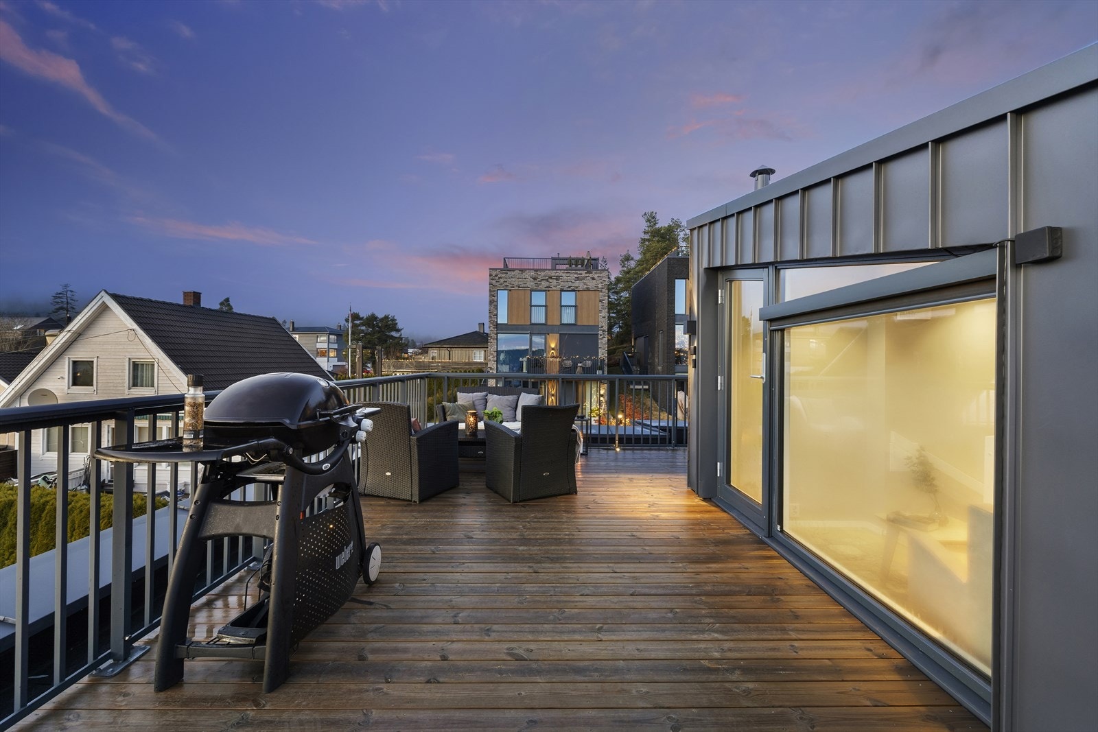 Dette er et flott uterom med god plass til flere sittegrupper, grill og beplantning. Galleribilde