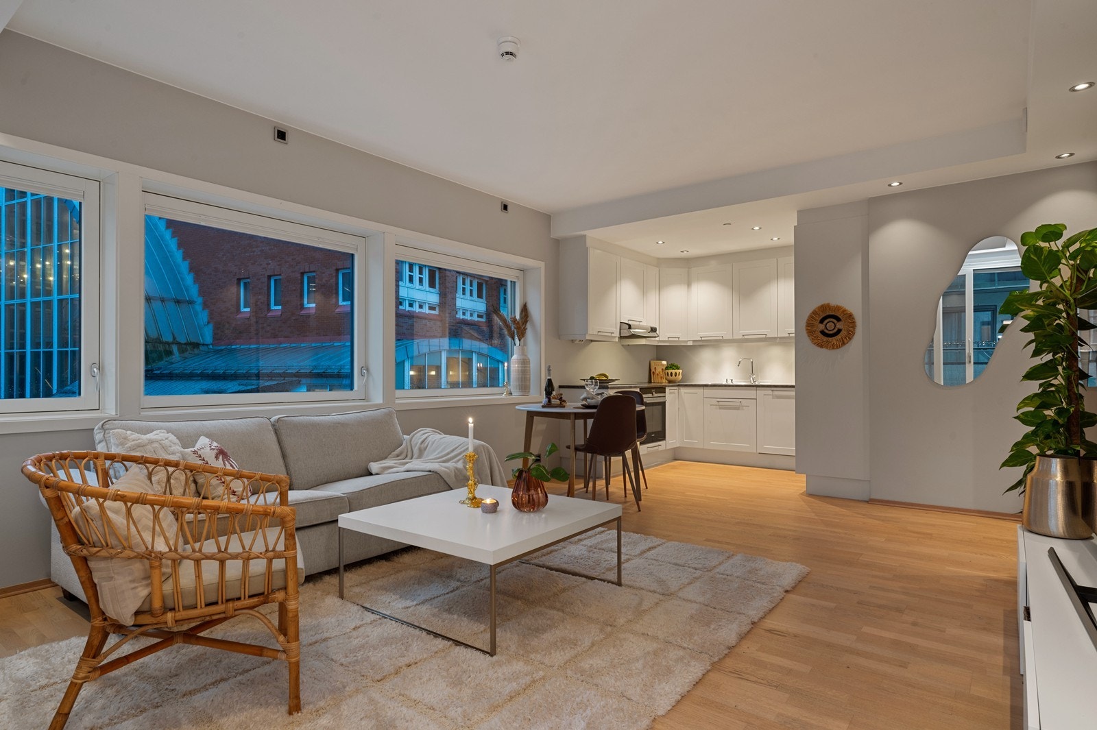 Den åpne løsningen gir en god romfølelse, og hele leiligheten har vannbåren gulvvarme. Galleribilde