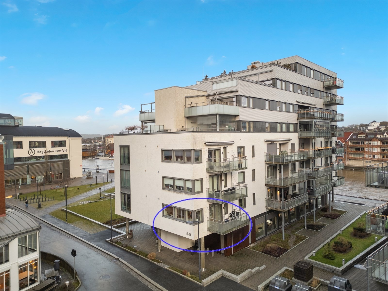 Bygget fra 2017 har en moderne arkitektur med fasader i pusset teglstein. Gangavstand til sentrum og Værstetorvet. Galleribilde