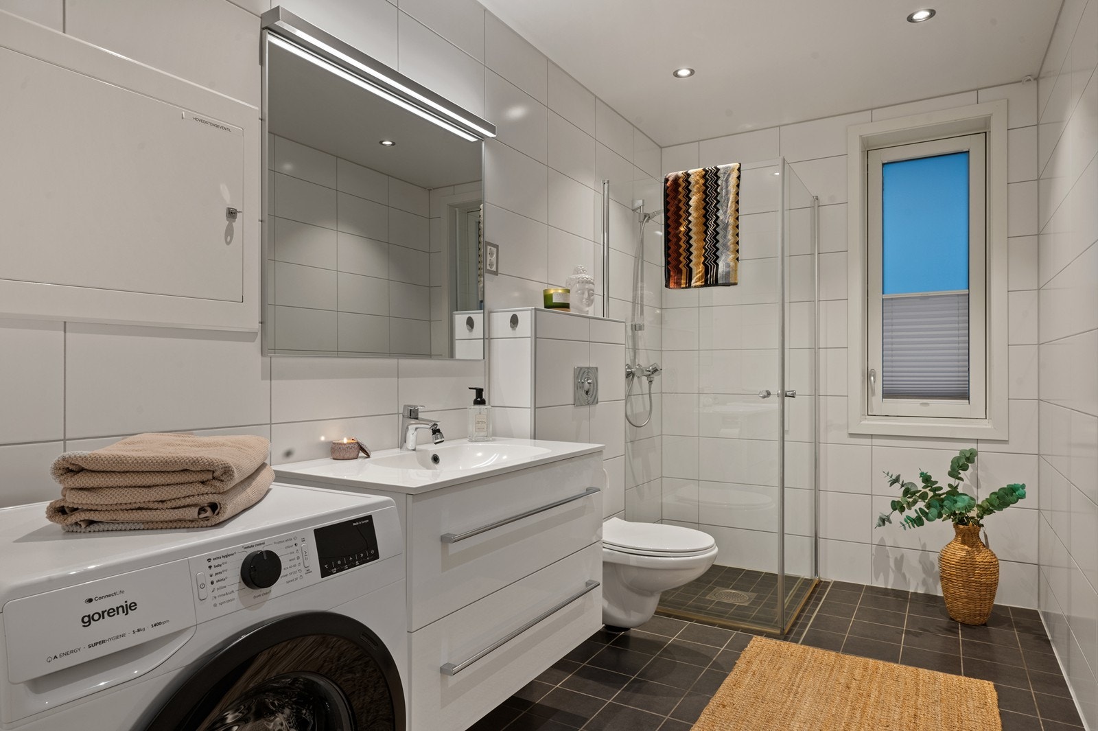 Moderne, helfliset bad med vannbåren gulvvarme for ekstra komfort. Galleribilde