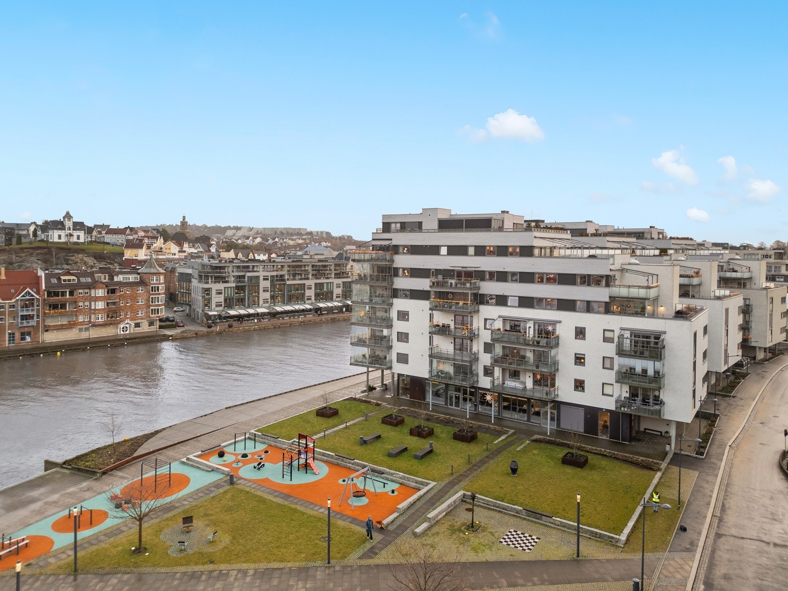 Rett utenfor døren finnes lekeplasser, og elvepromenaden inviterer til rekreasjon. Galleribilde