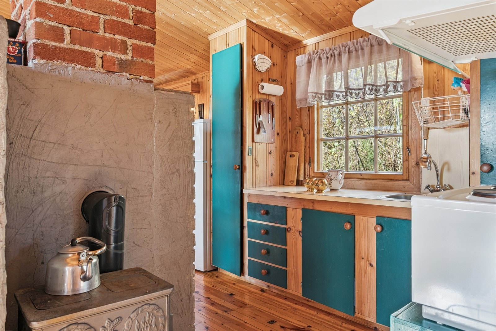 På kjøkkenet er det vedovn som gir lun og god varme til hytta. Galleribilde