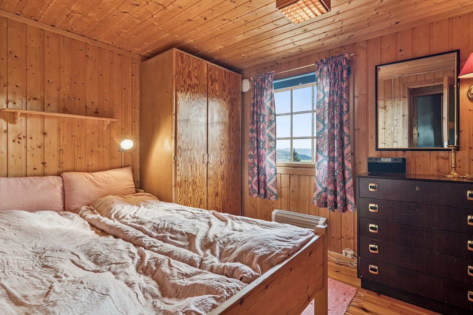 I hytta er det tre soverom, hvorav ett med god plass til dobbeltseng og garderobeskap. Galleribilde