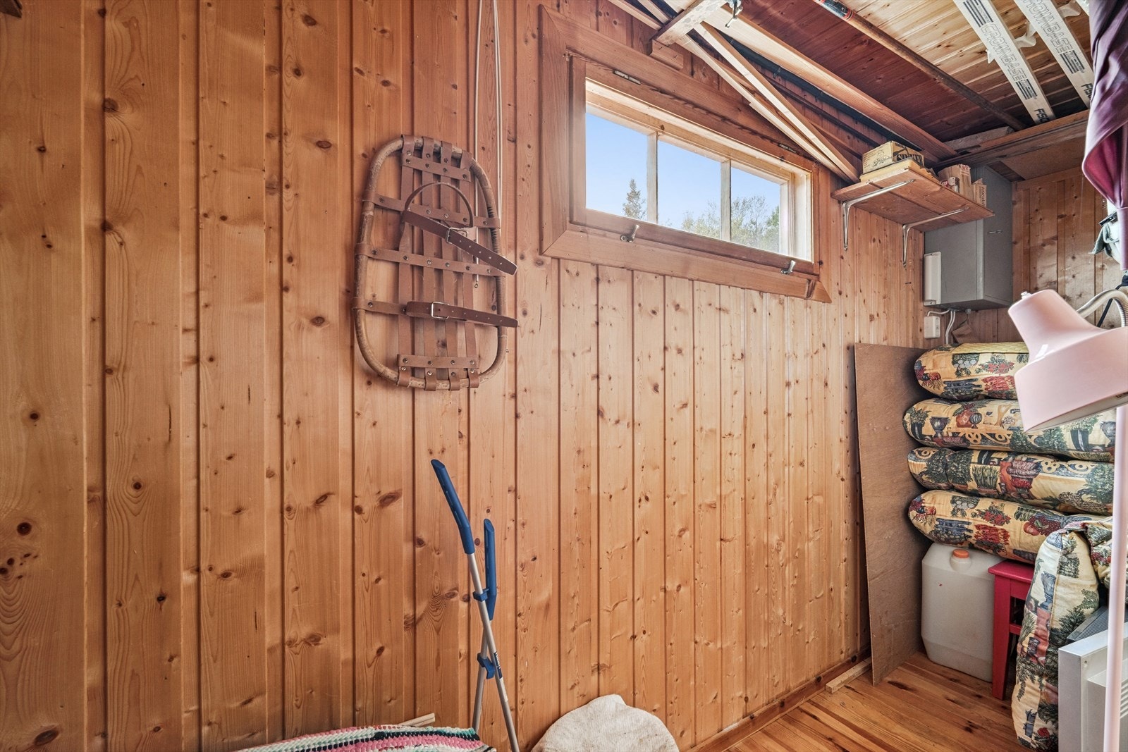 Fra gangen er det adkomst til bod med lagringsplass til f.eks. ski og puter til utemøbler. Galleribilde