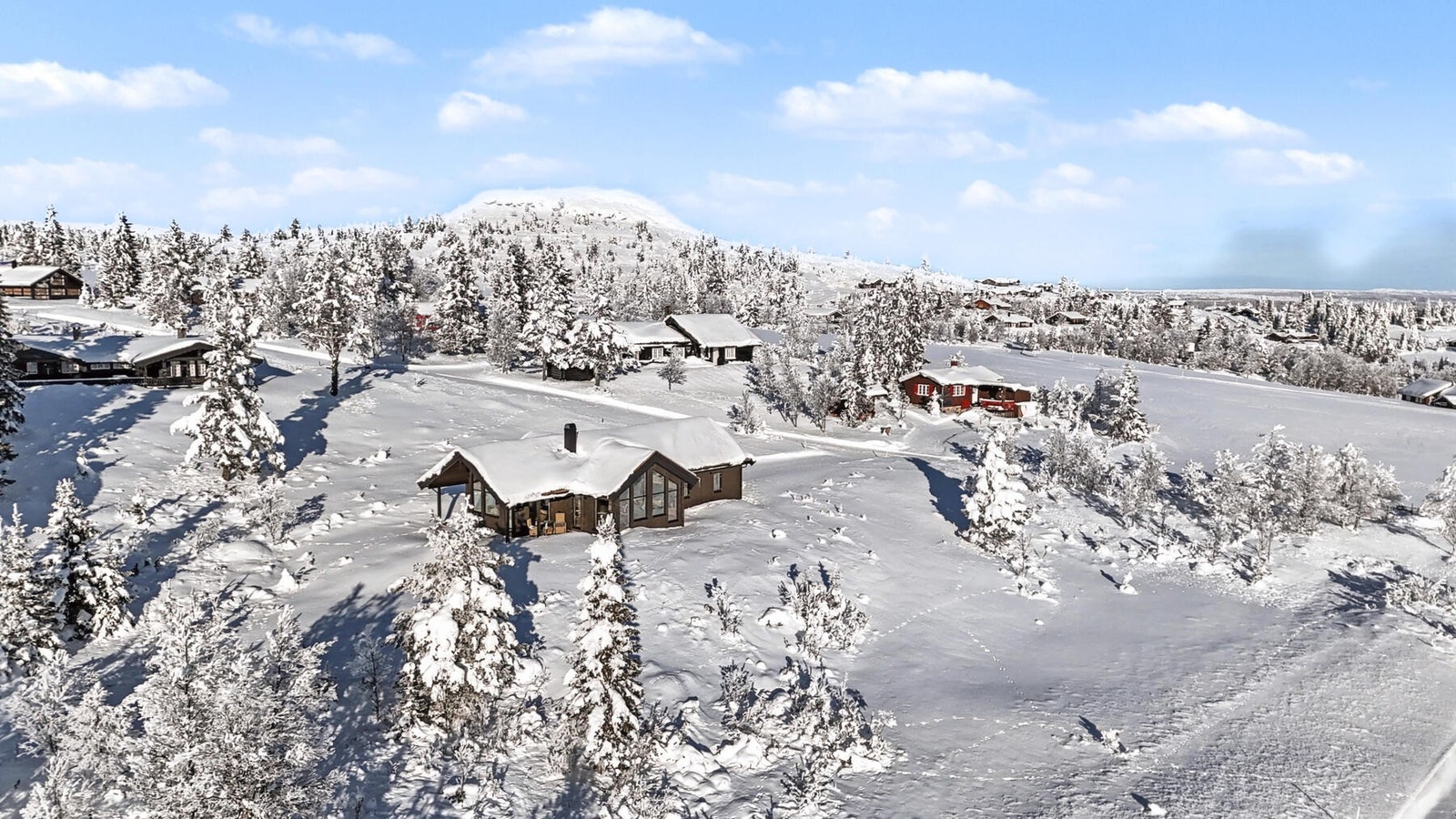 Tomten er på 1090 m², omgitt av vakker natur og fjellutsikt. Galleribilde