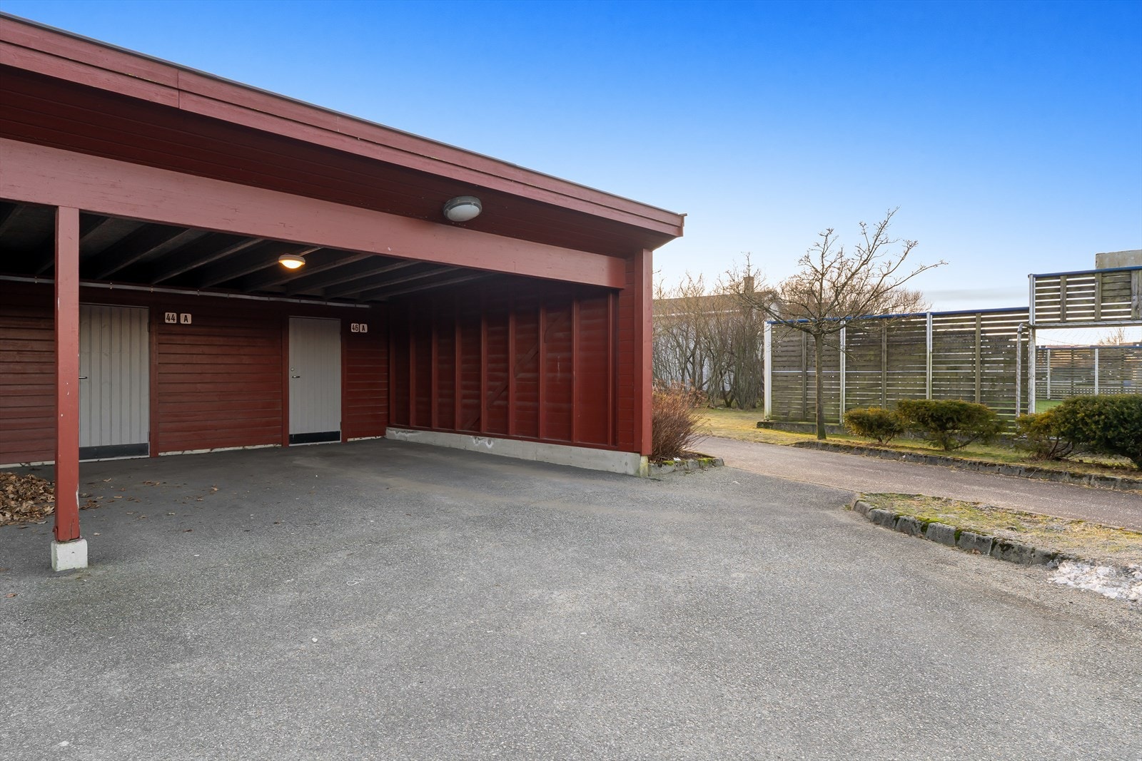 Carport med tilhørende sportsbod. Galleribilde