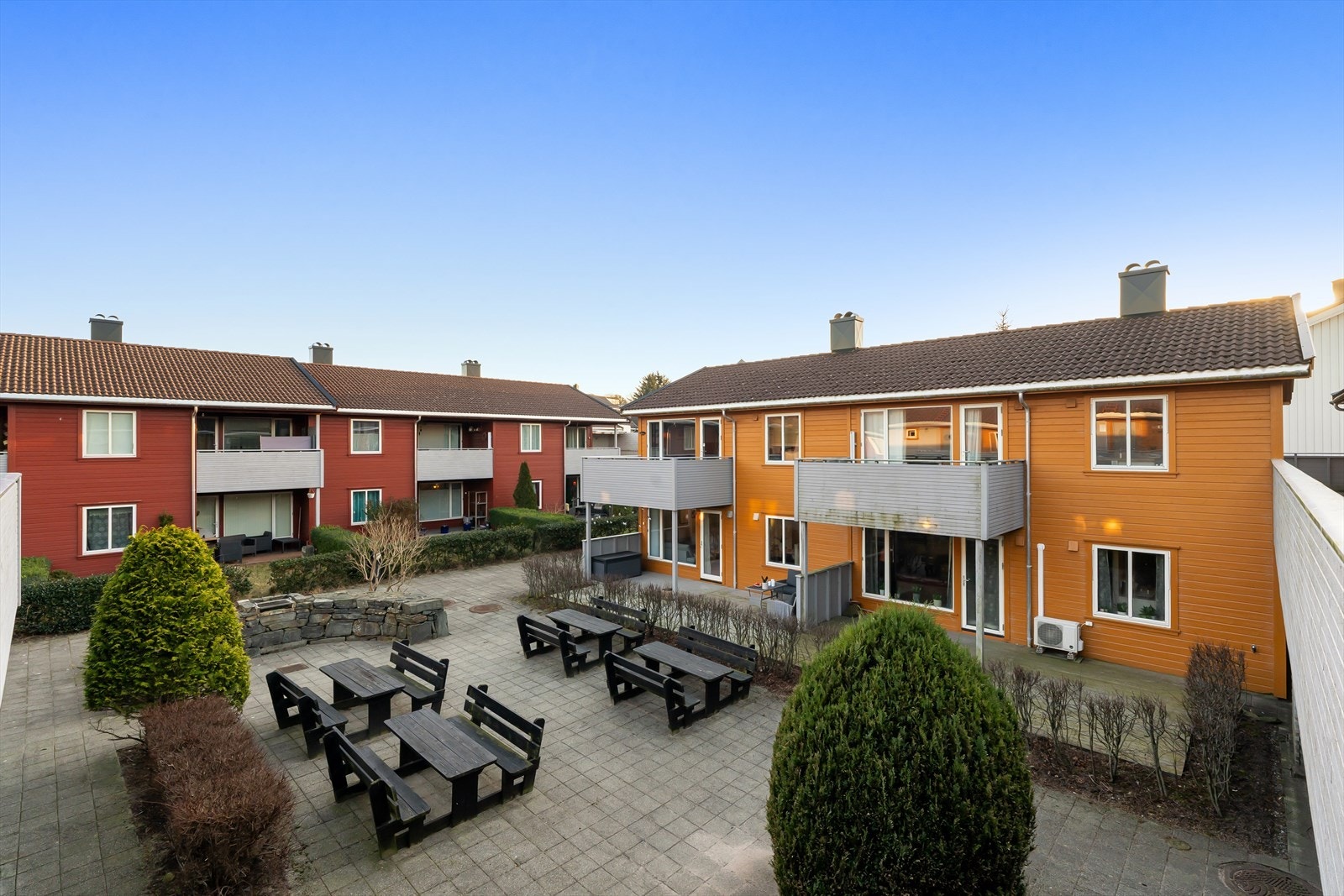 Pent opparbeidet fellesareal med grøntområder, internveier og hyggelige sittegrupper. Galleribilde