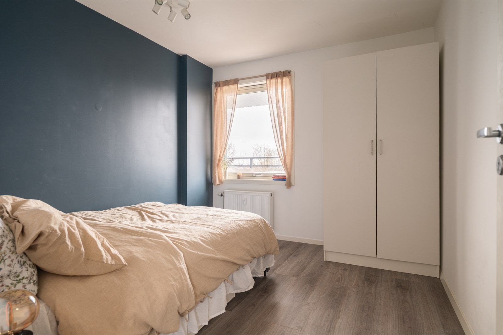 Leiligheten byr på to gode soverom. Hovedsoverommet er av god størrelse med plass til dobbeltseng, nattbord og garderobeskap for oppbevaring. Galleribilde