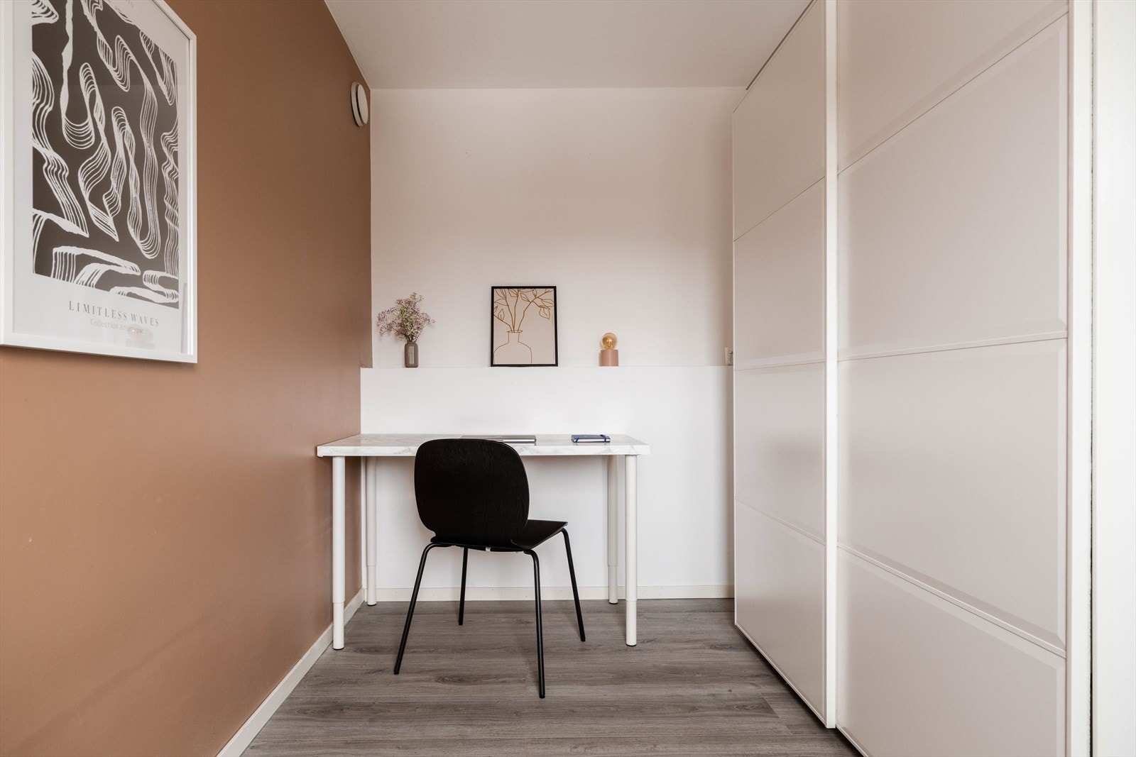 I dag er det benyttet som kontor med en romslig garderobeløsning. Galleribilde