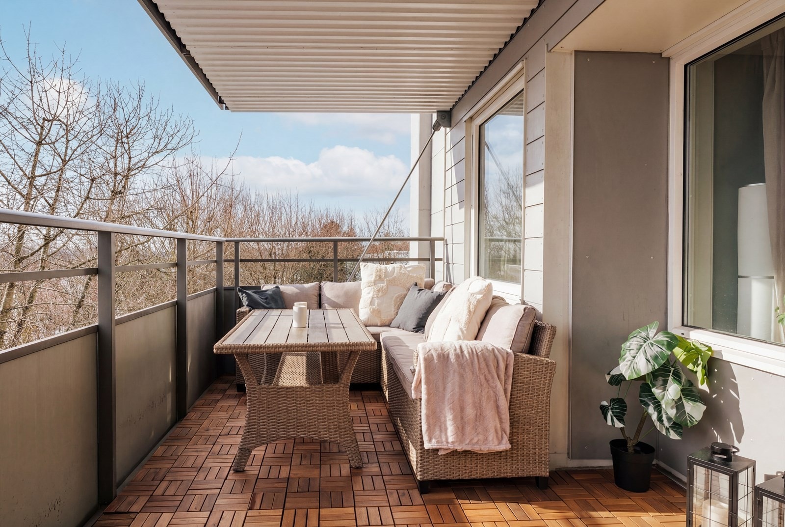 De fineste sommerdagene kan nytes på balkongen. Den er hele 15 m² og byr på rikelig med plass til utemøbler og alt du måtte ønske. Galleribilde