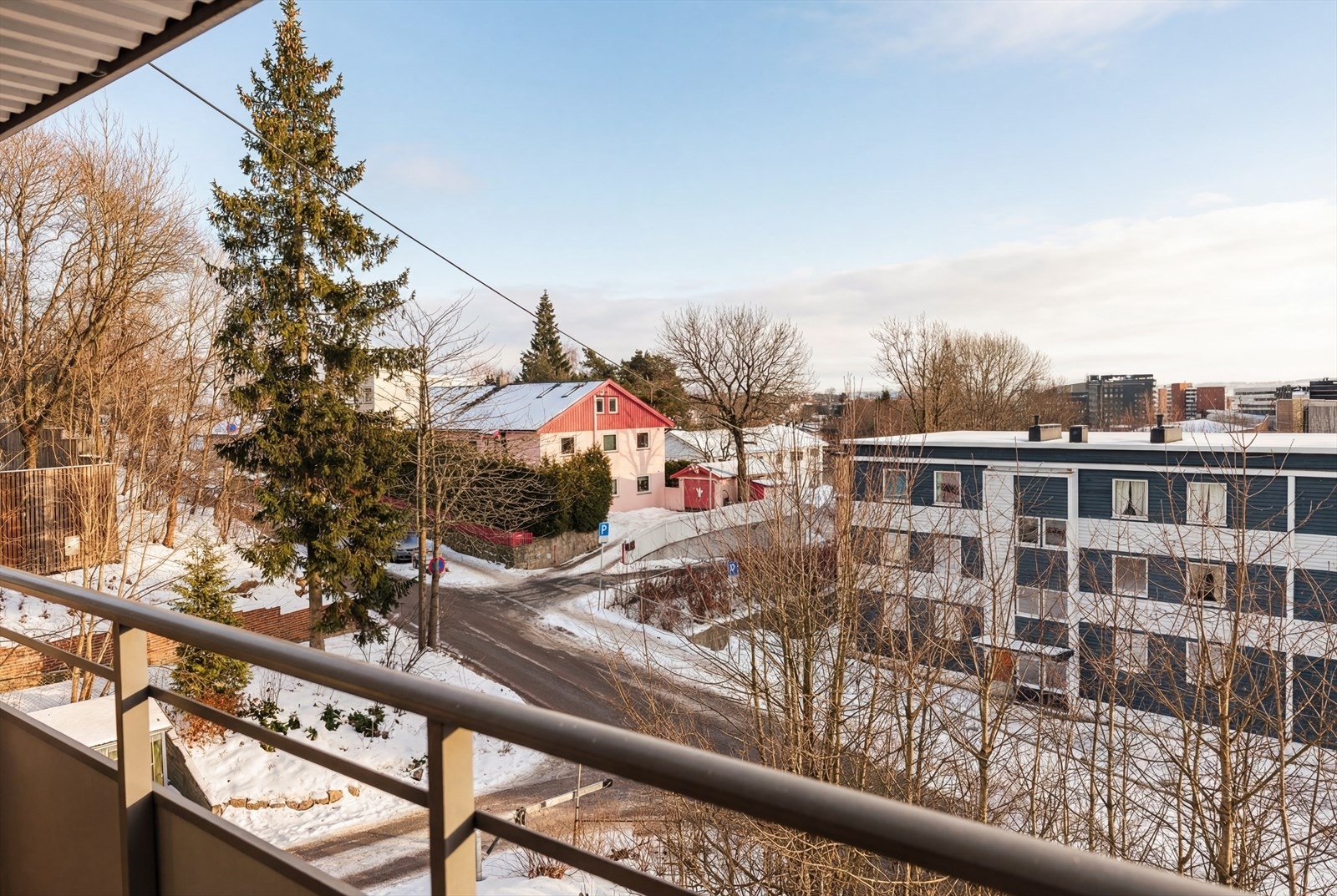 Her bor du med umiddelbar nærhet til offentlig transport, dagligvarebutikker, skoler, barnehager og marka. Galleribilde