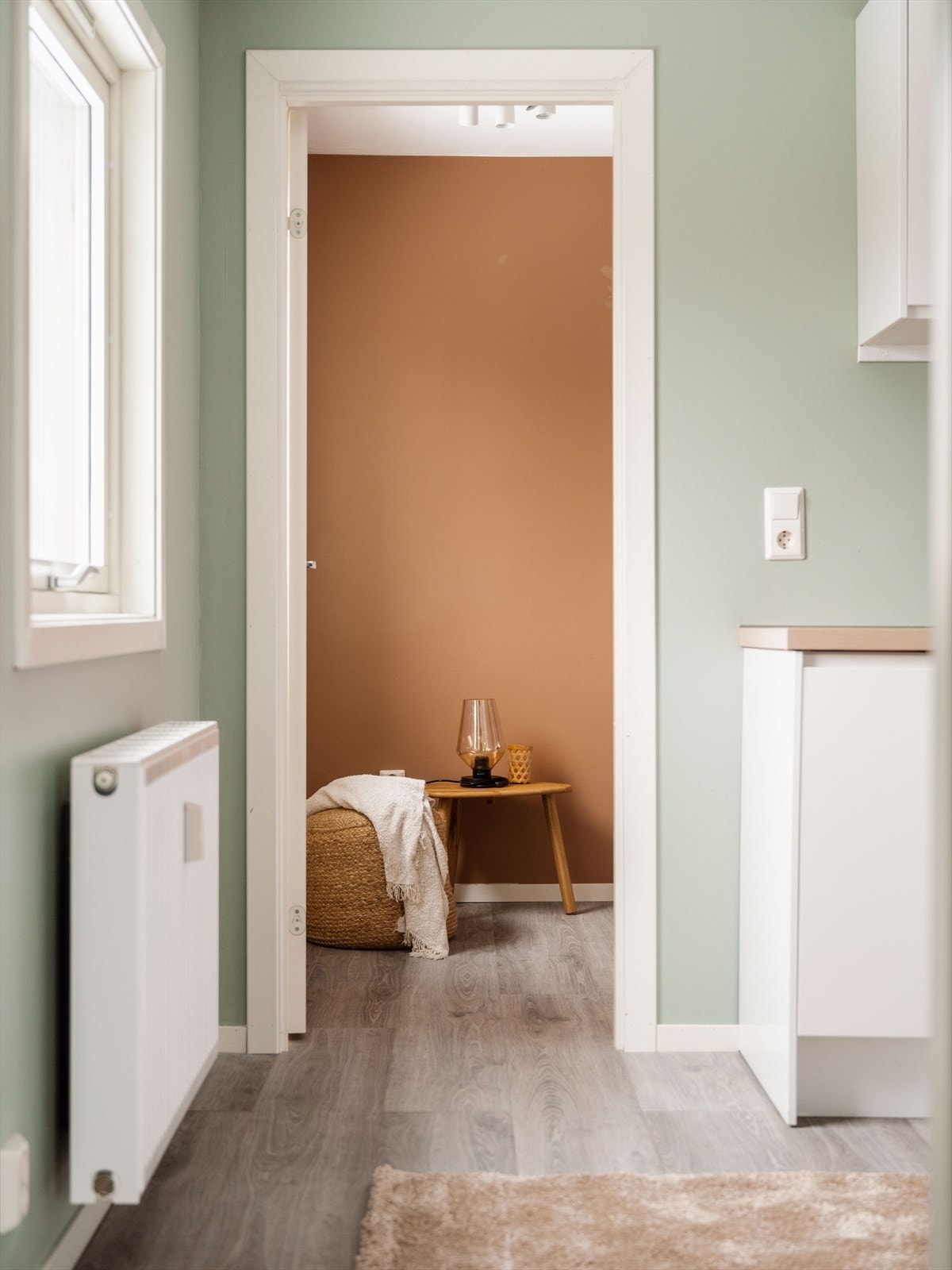 Leiligheten oppleves svært lys som følge av vinduer mot to himmelretninger. Galleribilde