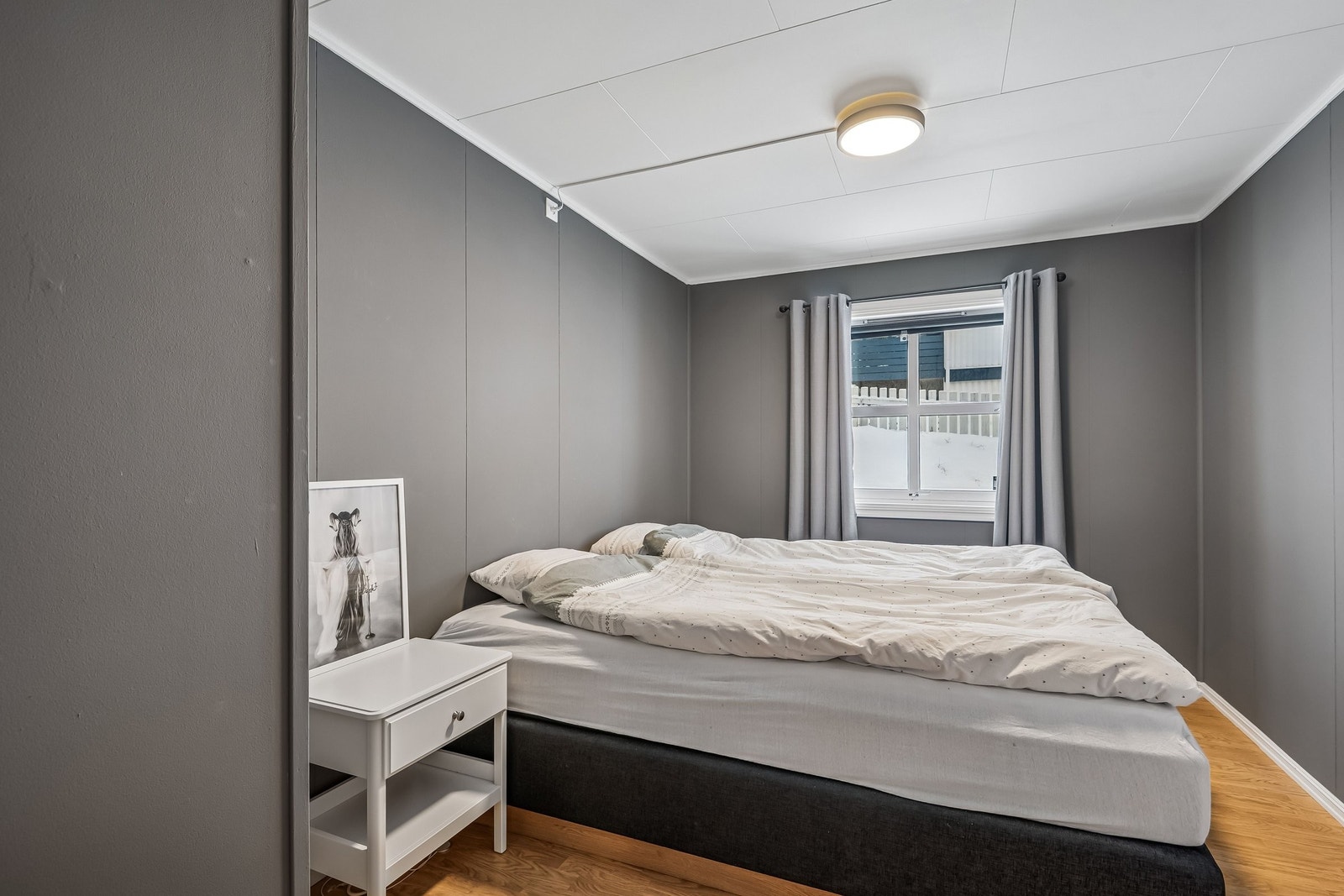 Soverom 1 av god størrelse, med plass til garderobeskap og nattbord på hver side Galleribilde